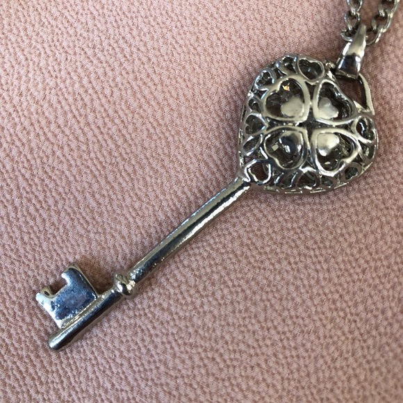 Silver plated key pendant - Picture 2 of 5